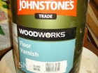 Parduodamas "JOHNSTONE'S" grindų lakas ir pilki dažai sienoms