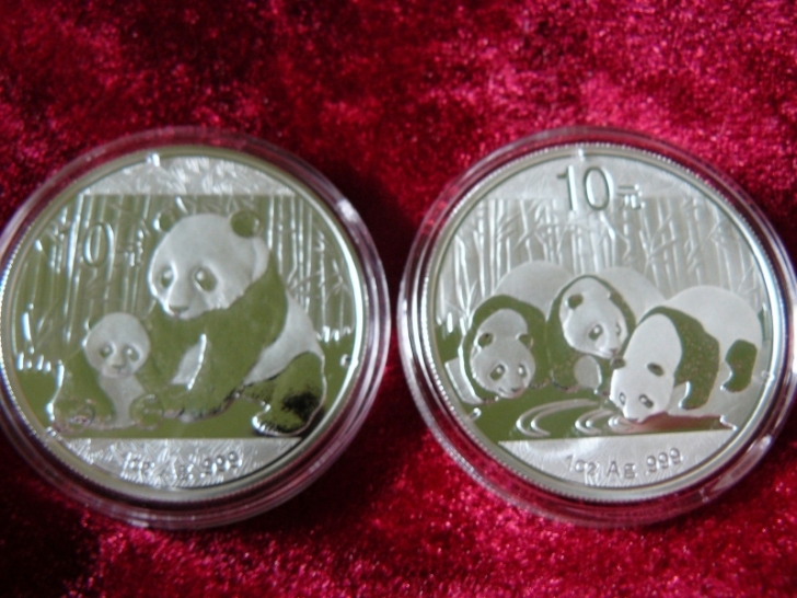  Parduodu Gryno sidabro monetas su Pandų atvaizdais.  Tel. 8 605 45548 ... .