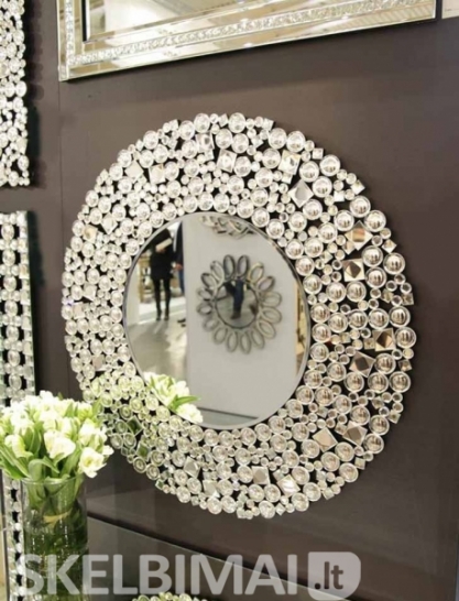 Klasikinio stiliaus veidrodziai bei kiti interjero dekoravimo elementai