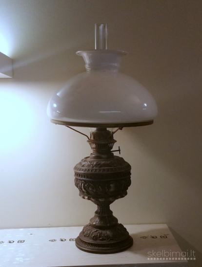 Senovinė žibalinė lempa su gaubtu